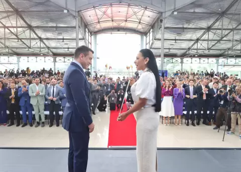 Daniel Noboa, presidente de Ecuador, y Diana Atamaint, presidenta del CNE, en la entrega credenciales, el 15 de mayo de 2025.