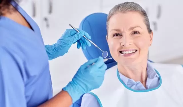 El cuidado bucal es primordial para un buen estilo de vida en adultos mayores.