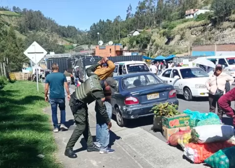 Despliegue militar colombiano en la frontera con Ecuador.