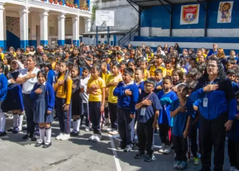 Estudiantes cantan el himno nacional en un colegio fiscal de Ecuador, el 6 de abril de 2025.