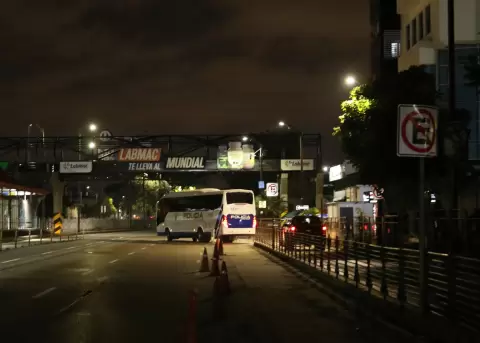 Un bus de la Polic�a de Ecuador que patrulla en una calle tras el toque de queda, en Guayaquil.