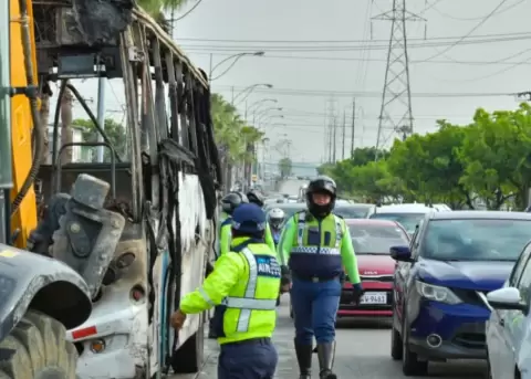 Agentes de control intervienen tras el incendio del bus en La Orellana, con fuerte congesti�n en el norte de Guayaquil.