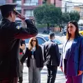 Mercedes Caicedo recibe un saludo protocolario a su llegada a las instalaciones del Consejo de la Judicatura