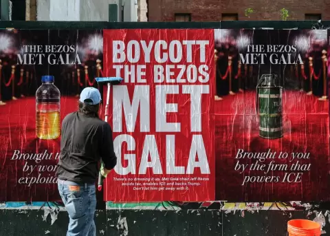 Carteles en Manhattan en contra de la Met Gala 2026.