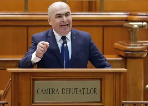 El primer ministro de Rumania, Ilie Bolojan, este martes en el Parlamento de Bucarest.