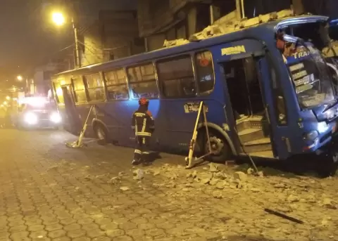 Bus siniestrado la noche del 04 de mayo de 2026 en el sur de Quito.