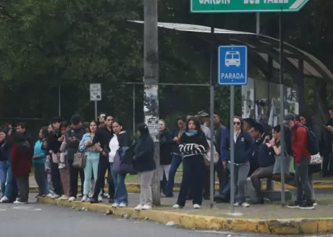 Decenas de pasajeros a la espera de una unidad de transporte este 5 de mayo del 2026.