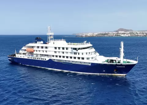 El MV Hondius se encuentra actualmente frente a la costa de Praia, Cabo Verde.