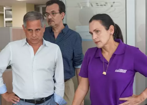 Juan Carlos Blum e In�s Manzano durante el allanamiento a las instalaciones de CNEL, el 28 de abril de 2026.