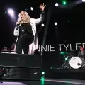 Bonnie Tyler es homenajeada por miles de fans en su natal Gales
