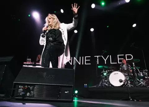 Bonnie Tyler tuvo una cirug�a de emergencia.