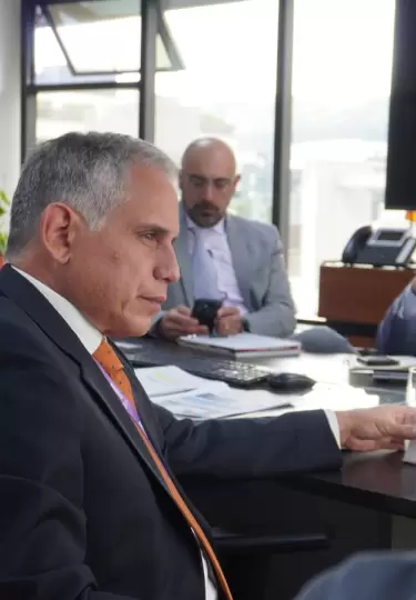 Juan Carlos Blum, ministro de Ambiente y Energ�a, en reuni�n con sus viceministerios.