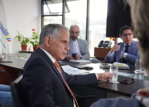 Juan Carlos Blum, nuevo ministro de Ambiente y Energ�a en reuni�n con sus Viceministerios.