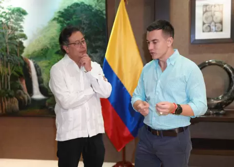 Gustavo Petro y Daniel Noboa, presidentes de Colombia y Ecuador, respectivamente, durante una reuni�n en Colombia, en 2025.