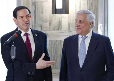 El secretario de Estado de EEUU Marco Rubio (i) es recibido por el Viceprimer Ministro y Ministro de Asuntos Exteriores de Italia, Antonio Tajani.