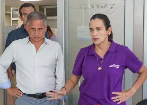 Juan Carlos Blum e In�s Manzano durante el allanamiento a CNEL.