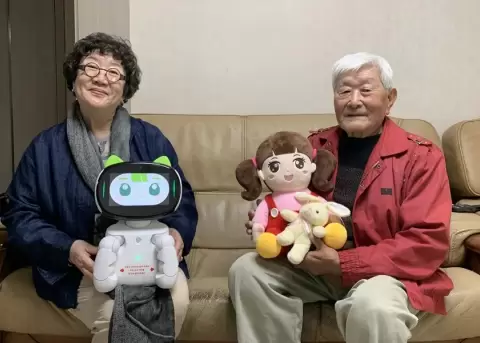 Los usuarios de dispositivos de compa��a con inteligencia artificial Lee Ha-seon (i) y An Sang-ik (d) posan para una foto en el sur de Se�l.