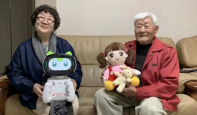 Los usuarios de dispositivos de compa��a con inteligencia artificial Lee Ha-seon (i) y An Sang-ik (d) posan para una foto en el sur de Se�l.