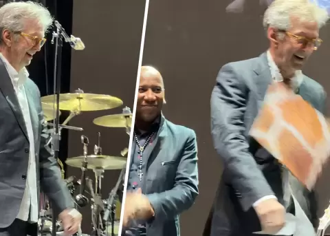 Eric Clapton fue golpeado durante su concierto.