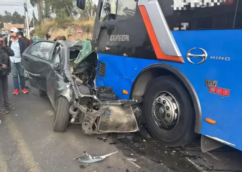 Ambato: al menos tres fallecidos y cuatro heridos deja siniestro de tr�nsito en Santa Rosa