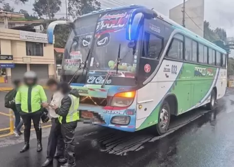 Chofer de bus fue enviado a prisi�n tras conducir en estado et�lico en la autopista Rumi�ahui