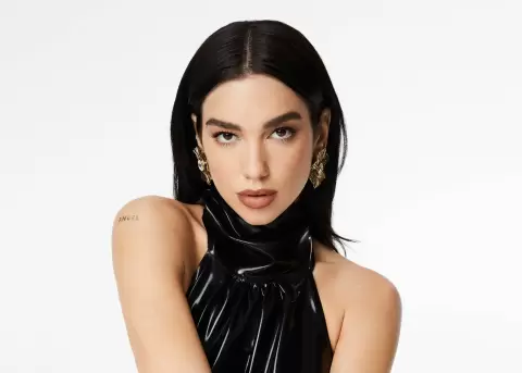Dua Lipa enfrenta a Samsung por uso comercial ilegal de imagen.