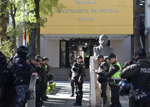 La Polic�a de Bolivia vigila durante el inicio del juicio contra el expresidente Evo Morales, en el Tribunal Departamental de Justicia de Tarija.