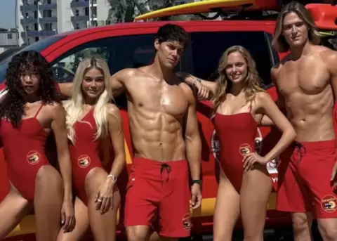 Baywatch regresa con nueva imagen, nostalgia noventera y renovada producci�n televisiva.