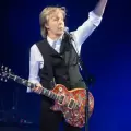 Retrasan exhibición de Paul McCartney por retención de guitarras históricas