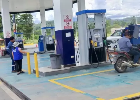 Operativo de control de la Agencia de Regulaci�n y Control de Hidrocarburos (ARCH) en una estaci�n de gasolina en Loja.