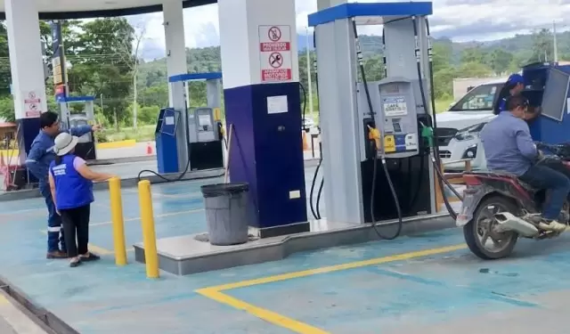 Operativo de control de la Agencia de Regulaci�n y Control de Hidrocarburos (ARCH) en una estaci�n de gasolina en Loja.