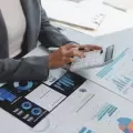 Cómo el miedo y el ego afectan tus decisiones financieras