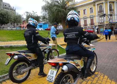Agentes Metropolitanos de Control ejecutan un operativo en el Centro Hist�rico de Quito.