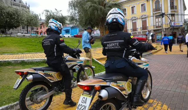 Agentes Metropolitanos de Control ejecutan un operativo en el Centro Hist�rico de Quito.