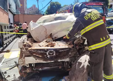 Un veh�culo se impact� contra una cl�nica dental en El Bat�n, en el norte de Quito.