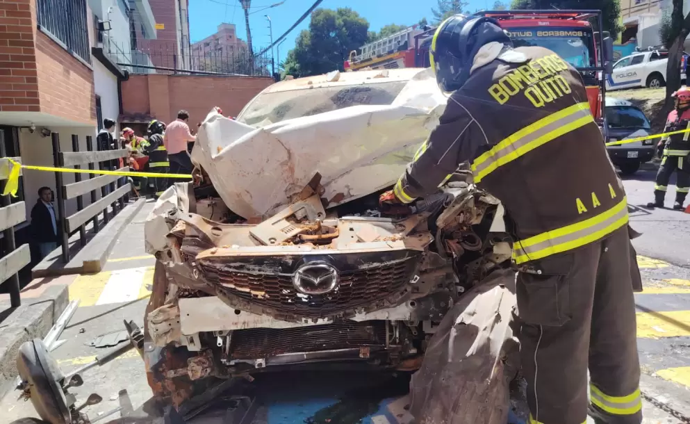 Dos heridos deja el choque de un auto contra una cl�nica dental en Quito