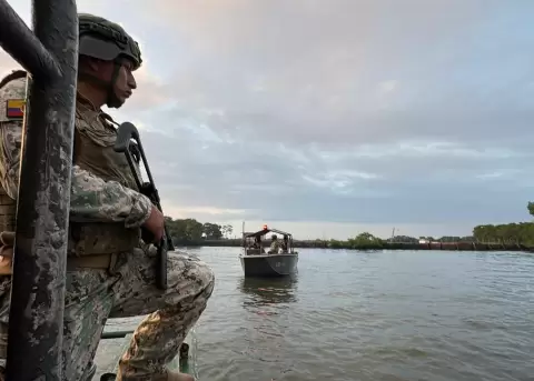 Militares en Puerto Bol�var, El Oro.