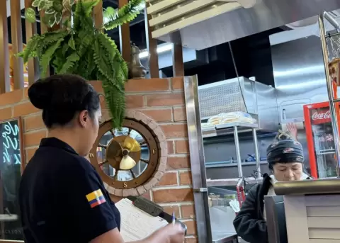 Funcionarios del Municipio de Quito ejecutan controles en negocios de la Av. Rep�blica de El Salvador.