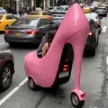 Un carro en forma de tacón rosa sorprende en las calles de Nueva York