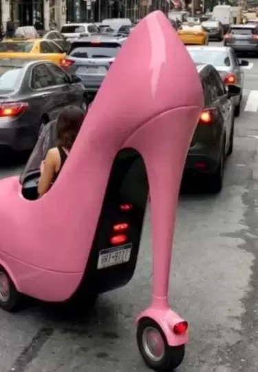 El tac�n rosa circulaba por las calles de Nueva York como un auto m�s.