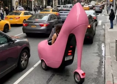 El tac�n rosa circulaba por las calles de Nueva York como un auto m�s.