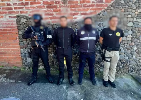 Cinco polic�as en servicio activo fueron detenidos en un operativo ejecutado el 15 de mayo de 2026.