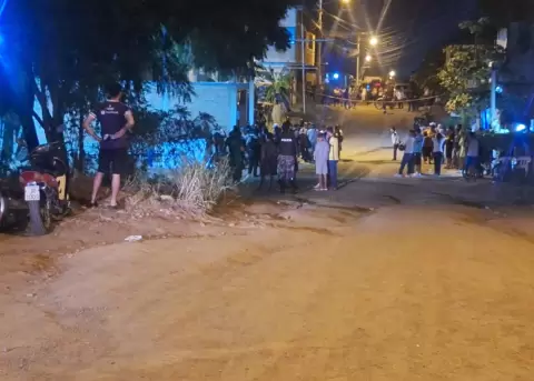 Polic�as se encuentran en los exteriores de una cancha de v�ley del cant�n Montecristi, en Manab�, tras una masacre, el 15 de mayo de 2026.