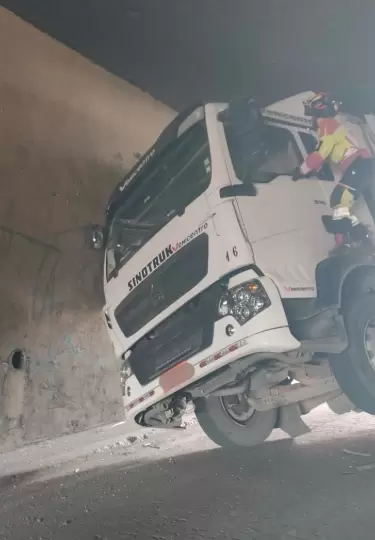 Cami�n accidentado en San Blas, en el centro de Quito.