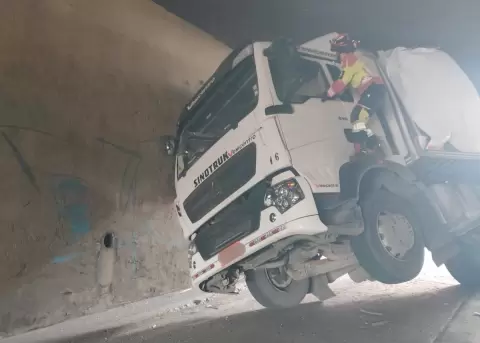 Cami�n accidentado en San Blas, en el centro de Quito.