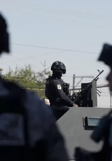Integrantes de la Guardia Nacional de M�xico y de la Polic�a Estatal custodiando el municipio de Tequila (M�xico).