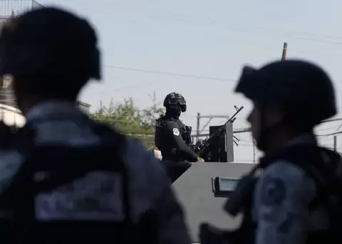 Integrantes de la Guardia Nacional de M�xico y de la Polic�a Estatal custodiando el municipio de Tequila (M�xico).