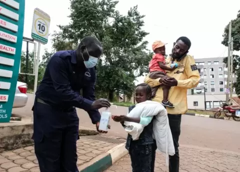 Una ni�a se desinfecta las manos frente al Hospital Musulm�n de Kibuli en Kampala, Uganda, el s�bado 16 de mayo de 2026.