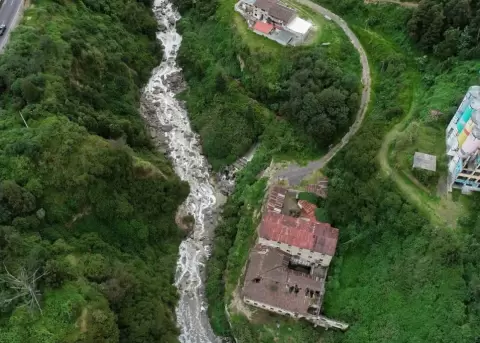 Vista a�rea del r�o Mach�ngara, en Quito.