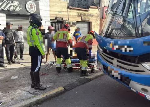 Un bus atropell� a una persona en la Av. Mariscal Sucre y Michelena, sector Atahualpa, en el sur de Quito.